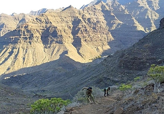 Camino a Guguy. Operarios en faena en uno de los senderos.
