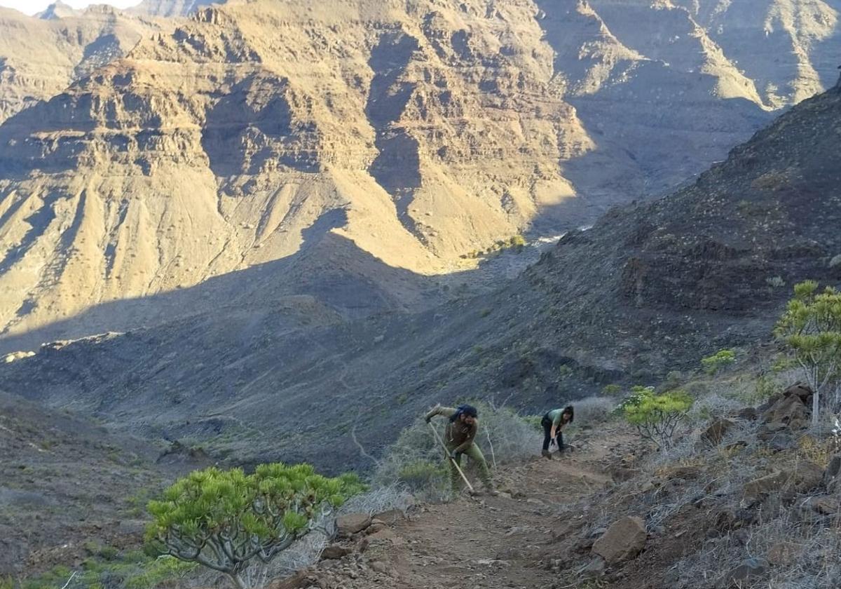 Camino a Guguy. Operarios en faena en uno de los senderos.