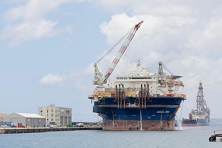 El 'Arendal Spirit', ayer en el puerto de Las Palmas.