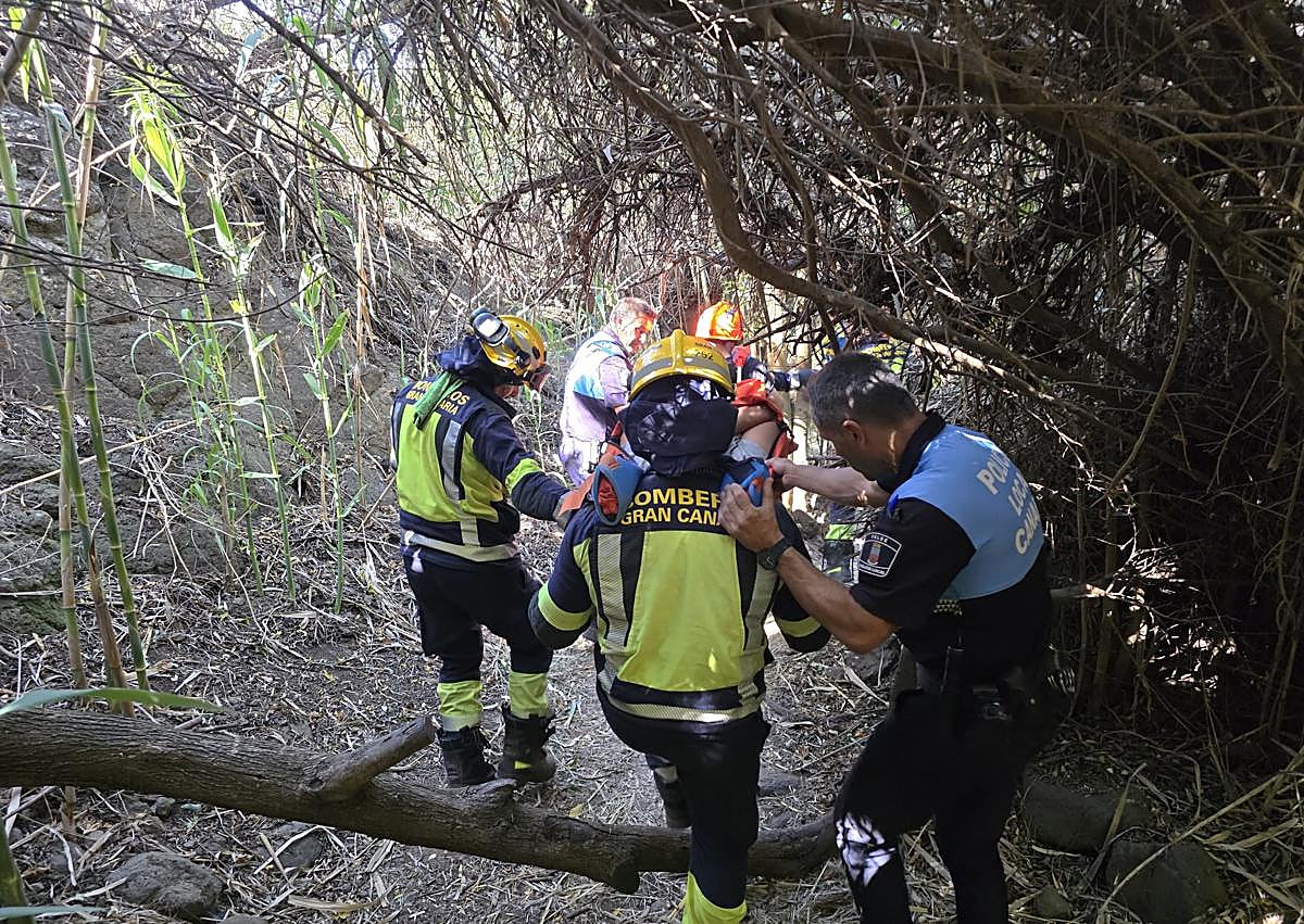 Imagen secundaria 1 - Rescatan a una joven en una zona escarpada de Telde tras sufrir una caída