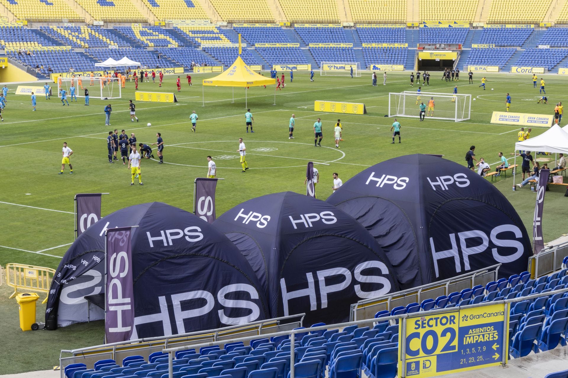 Imagen principal - Hospitalito HPS (arriba); equipo de jugadores de médicos y enfermeros de HPS (izquierda); jugadores equipo HPS.