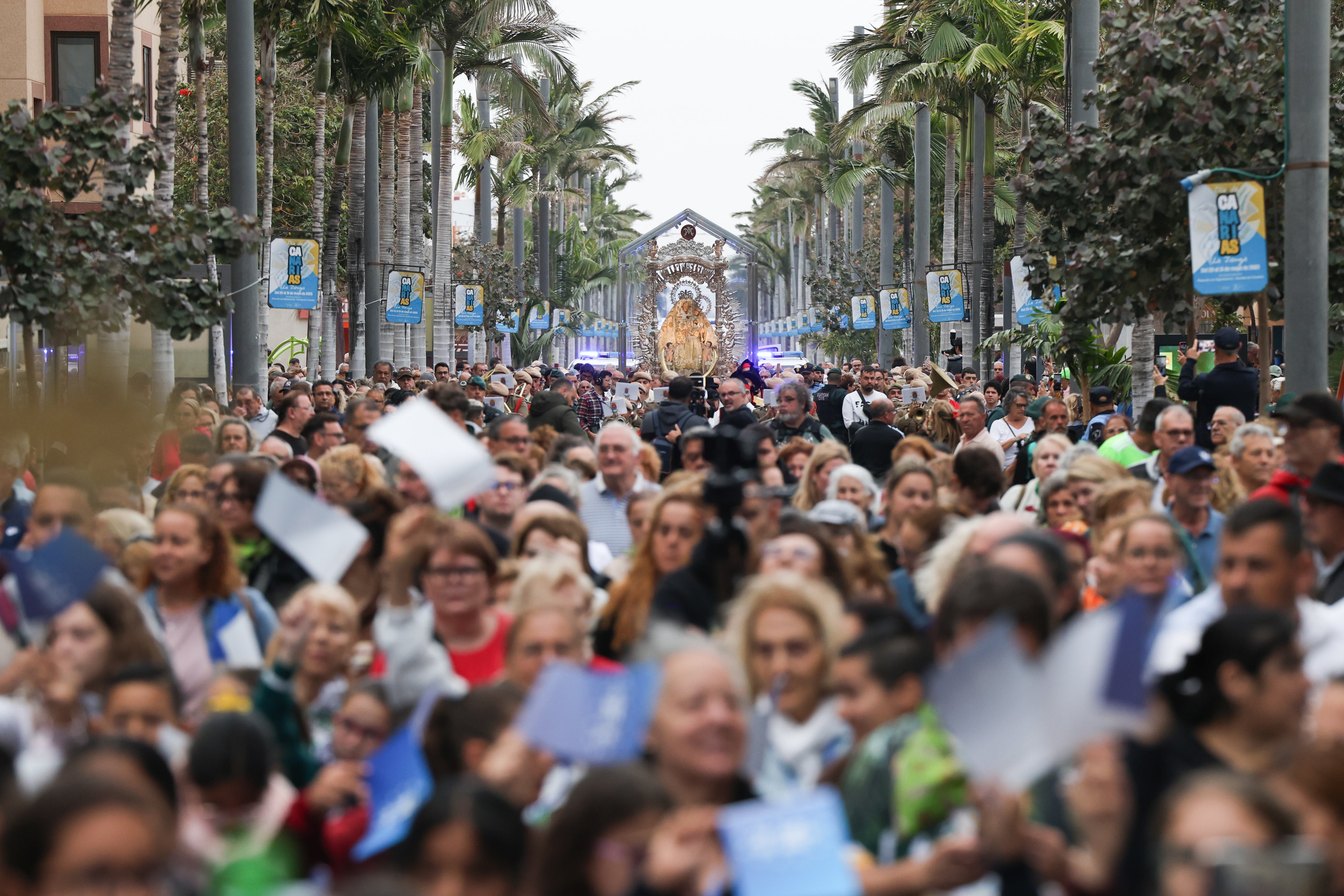 Multitud en la procesión