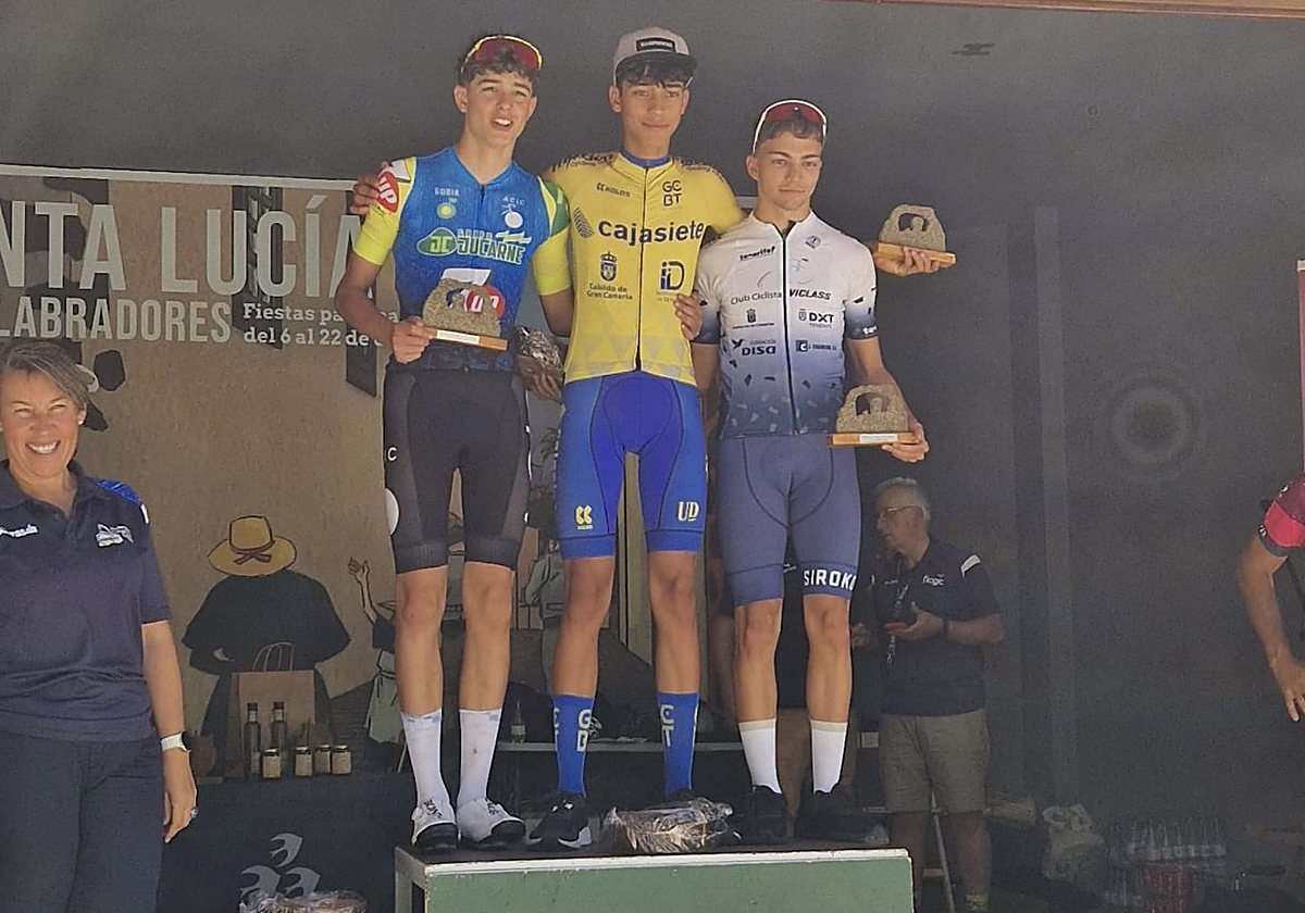 El podio formado por los campeones.