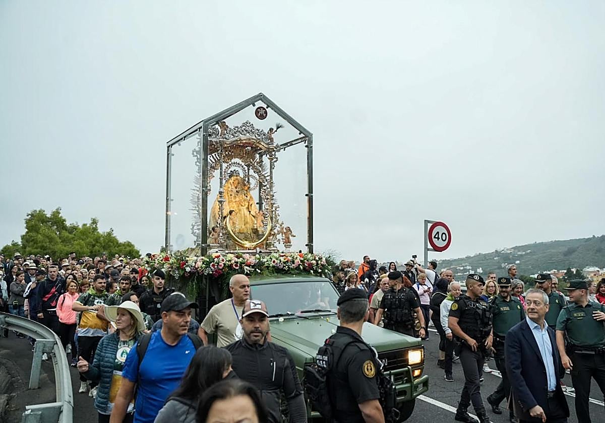 La Virgen del Pino escoltada por la Policía.