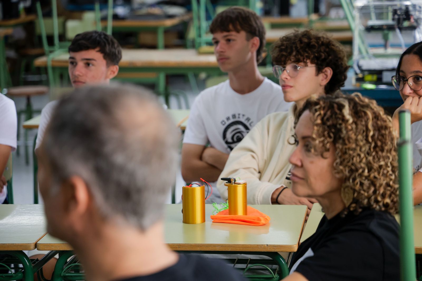 El alumnado del IES El Tablero y el pequeño satélite casero con el que conquistó Canarias