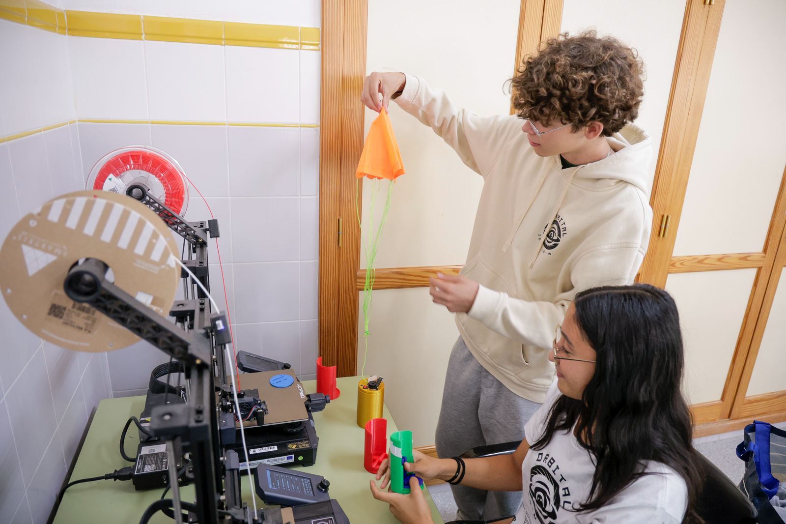 El alumnado del IES El Tablero y el pequeño satélite casero con el que conquistó Canarias