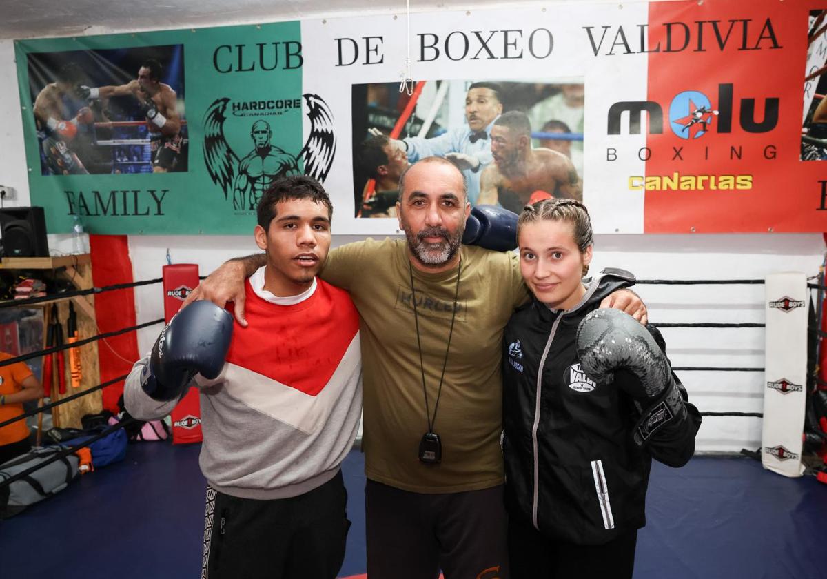 Israel Valdivia, junto a los campeones Enmanuel García y Ariadna Melián.