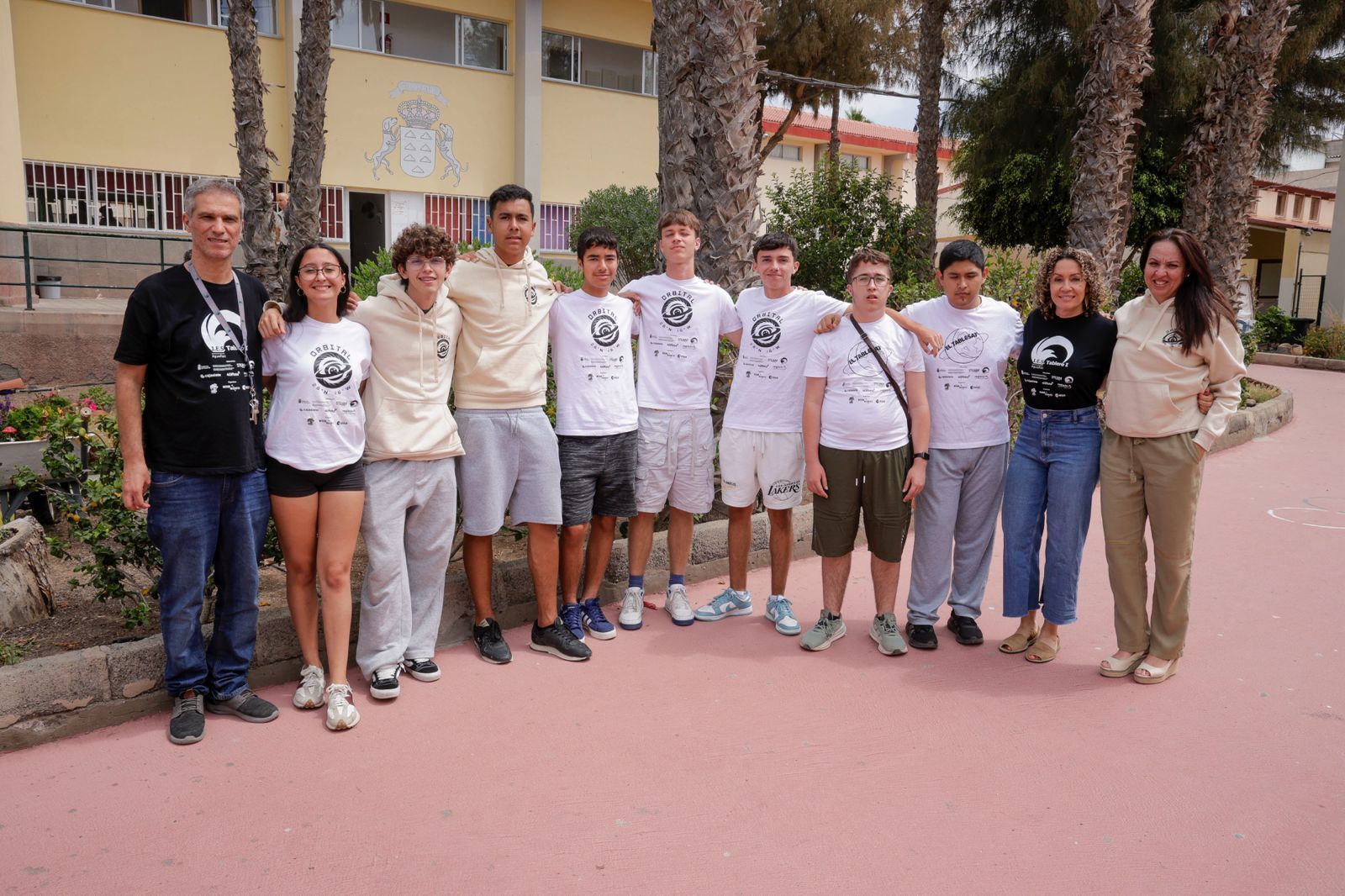 El alumnado del IES El Tablero y el pequeño satélite casero con el que conquistó Canarias