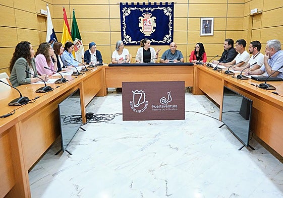 Momento de la firma en el Cabildo.