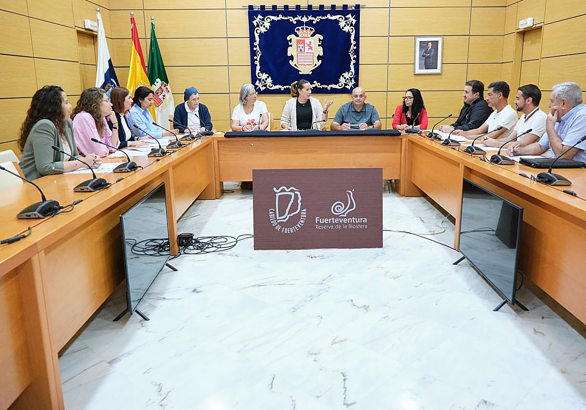 Momento de la firma en el Cabildo.