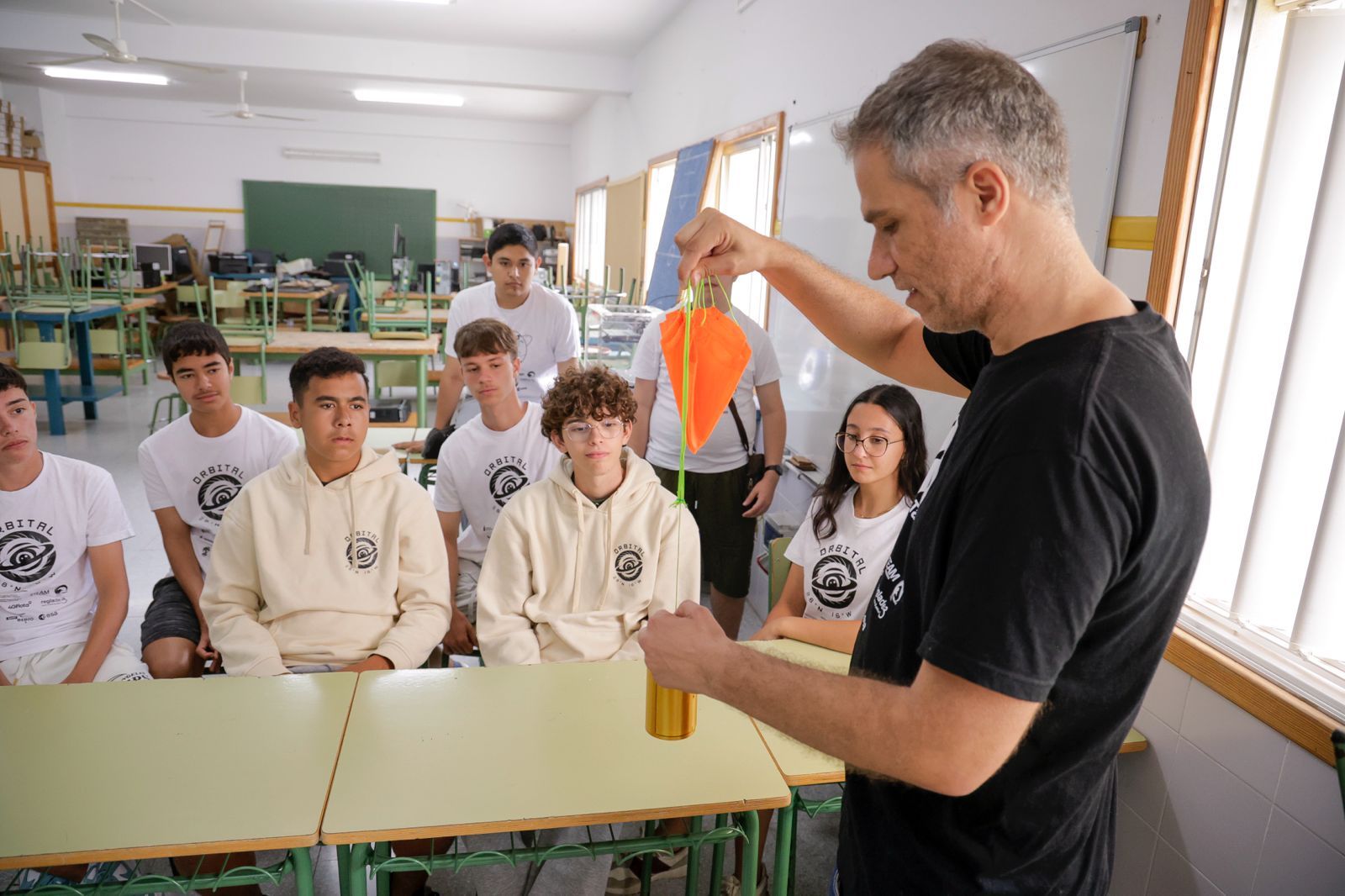 El alumnado del IES El Tablero y el pequeño satélite casero con el que conquistó Canarias