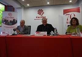 De izquierda a derecha, Gonzalo Marrero, José Manuel Mazuelos y Caya Suárez, en la presentación de la memoria de Cáritas de 2024.