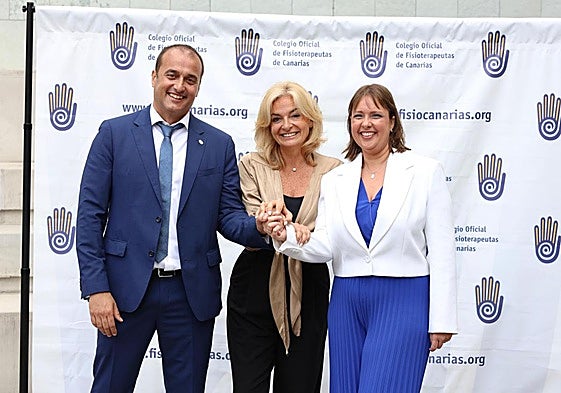 Santiago Sánchez, presidente salientet del COFC (i), Esther Monzón, consejera de Sanidad del Gobierno canario (c) y Vanesa Eugenio, nueva presidenta de la entidad.