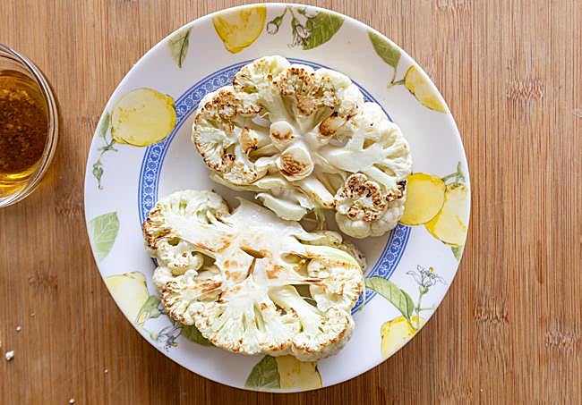 Marcamos la coliflor en la sartén