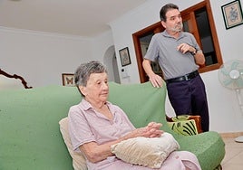 Margarita junto a Esteban, uno de sus hijos, en su casa.