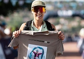 Yasmina Castro, con la camiseta homenaje a su gran amiga Cristina Santurino.