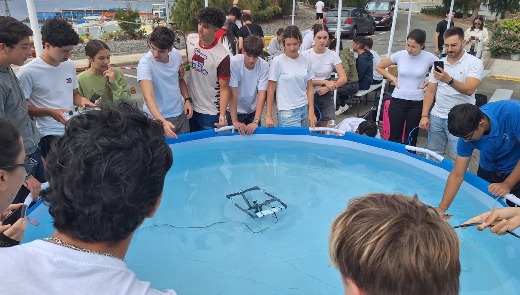 Uno de los equipos prueba su prototipo de vehículo robótico.
