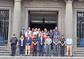 Imagen del minuto de silencio guardado en la Delegación del Gobierno ante el último atentado machista.