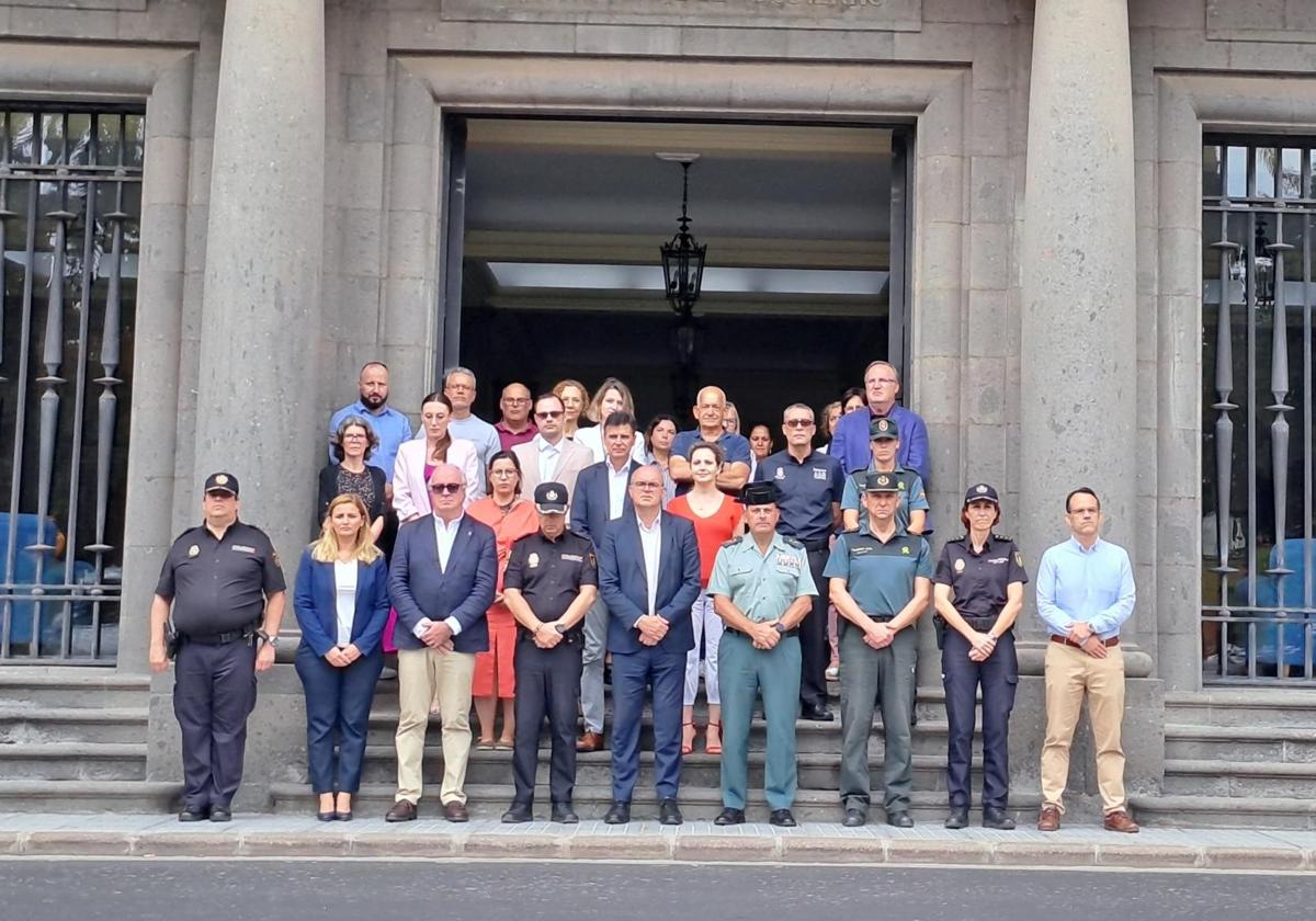 Imagen del minuto de silencio guardado en la Delegación del Gobierno ante el último atentado machista.