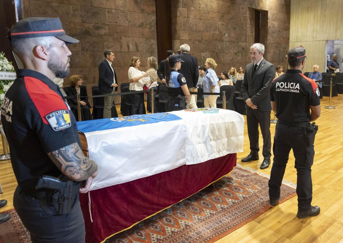 Imagen secundaria 1 - Familiares y políticos despiden a Manuel Hermoso en la capilla ardiente de Presidencia