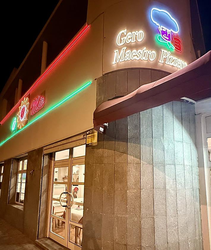 Imagen secundaria 2 - Sala, horno y fachada de O´Sole Mío Tafira