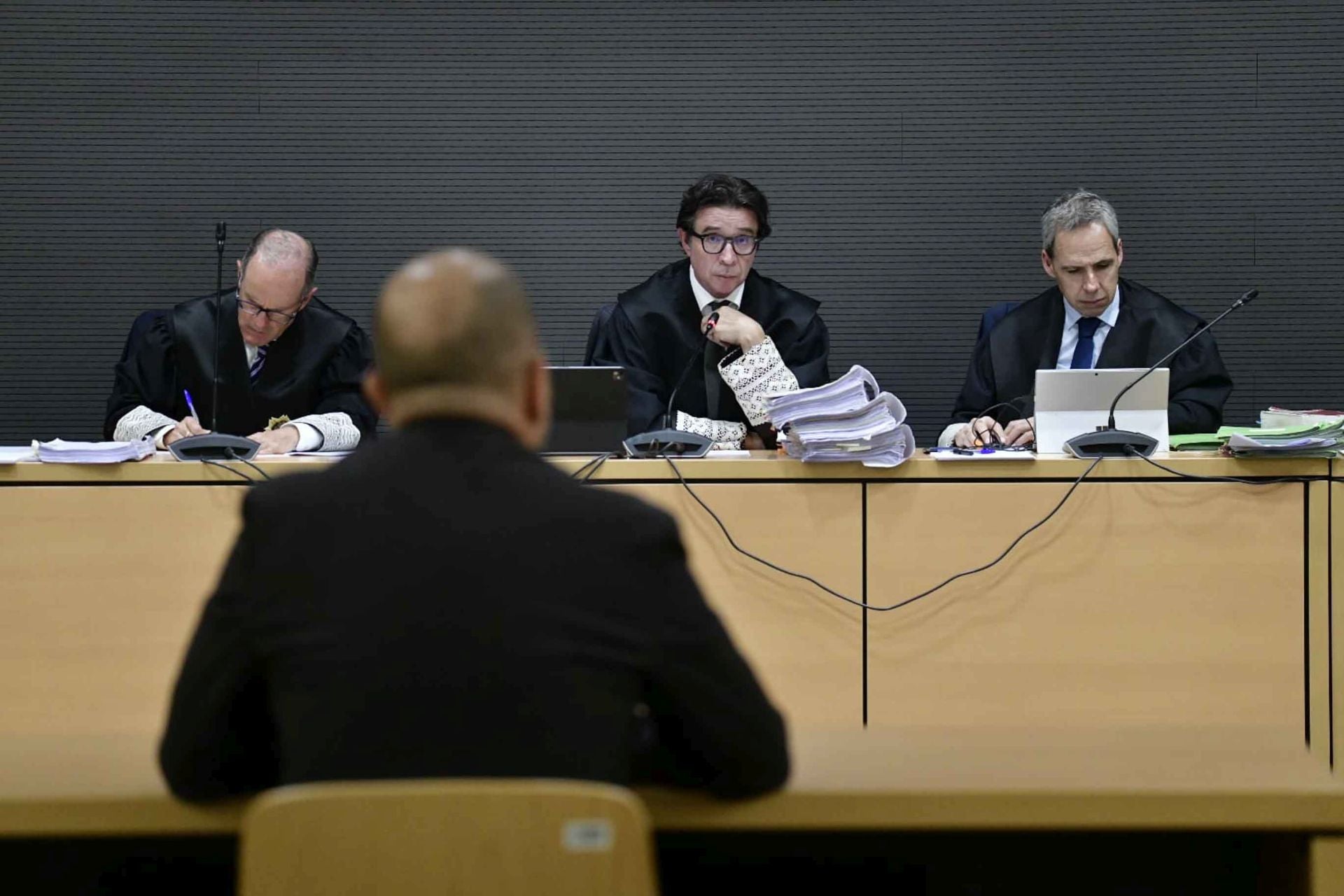 Los integrantes del tribunal, con Cardona en primer plano.