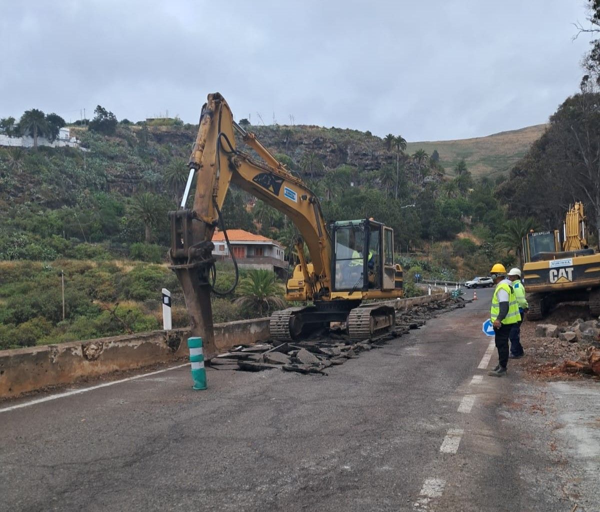 Ha comenzado la obra para reconstruir los muros de la subida a Hoya de Pineda.