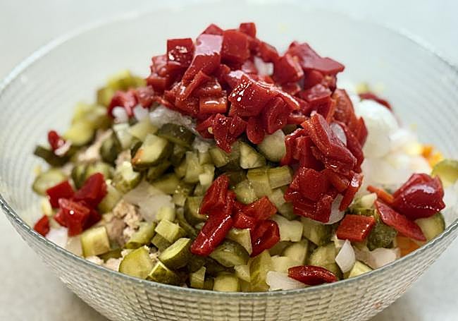 Finalizamos cortando y añadiendo los pimientos