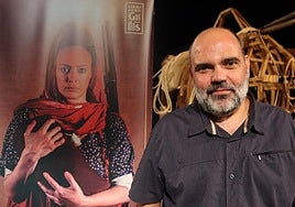 Mario Vega, junto al cartel de 'SAHARA. La barca del desierto'.