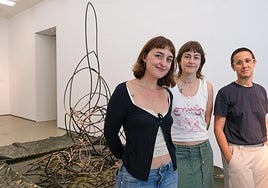 Ana Estrada, Andrea Allgayer y Marina Sunyer, en la Galería de Arte de la ULPGC.