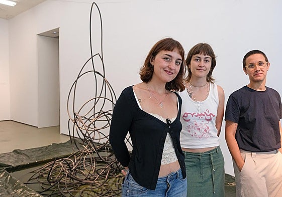 Ana Estrada, Andrea Allgayer y Marina Sunyer, en la Galería de Arte de la ULPGC.