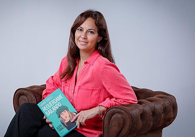 Mara Torres posa con un ejemplar de 'Recuérdame bailando'.