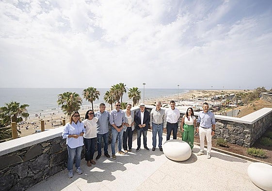 Cargos públicos del Cabildo y del Ayuntamiento, tras la apertura del mirador y con la vista de Playa del Inglés al fondo.