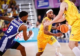 Andrew Albicy maneja la bola durante el partido frente a Valencia Basket.