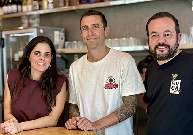 Daniel con sus amigos Alba Rodríguez y Rafael Díaz, propietarios de Amaki Sushi