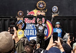 Felicidad absoluta de Lorenzo Casati con el título en sus brazos.