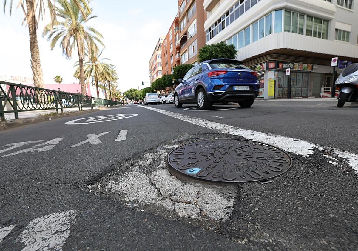 Imagen principal - Aspecto que presenta la vía, la presentación de la obra con Darias y Díaz y el cartel que anuncia cortes de tráfico por los trabajos.