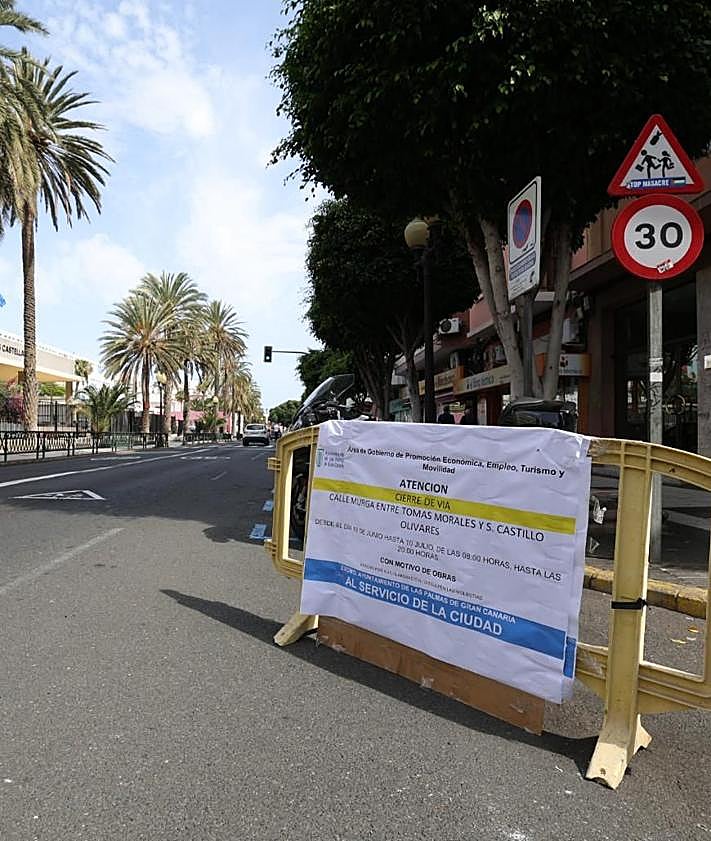 Imagen secundaria 2 - Aspecto que presenta la vía, la presentación de la obra con Darias y Díaz y el cartel que anuncia cortes de tráfico por los trabajos.