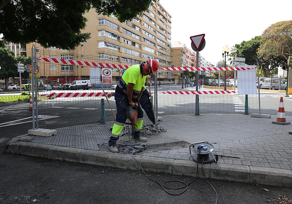 Los rebajes de acera que comenzaron este miércoles se harán en horario diurno y el asfaltado de noche, para no interferir en el tráfico.