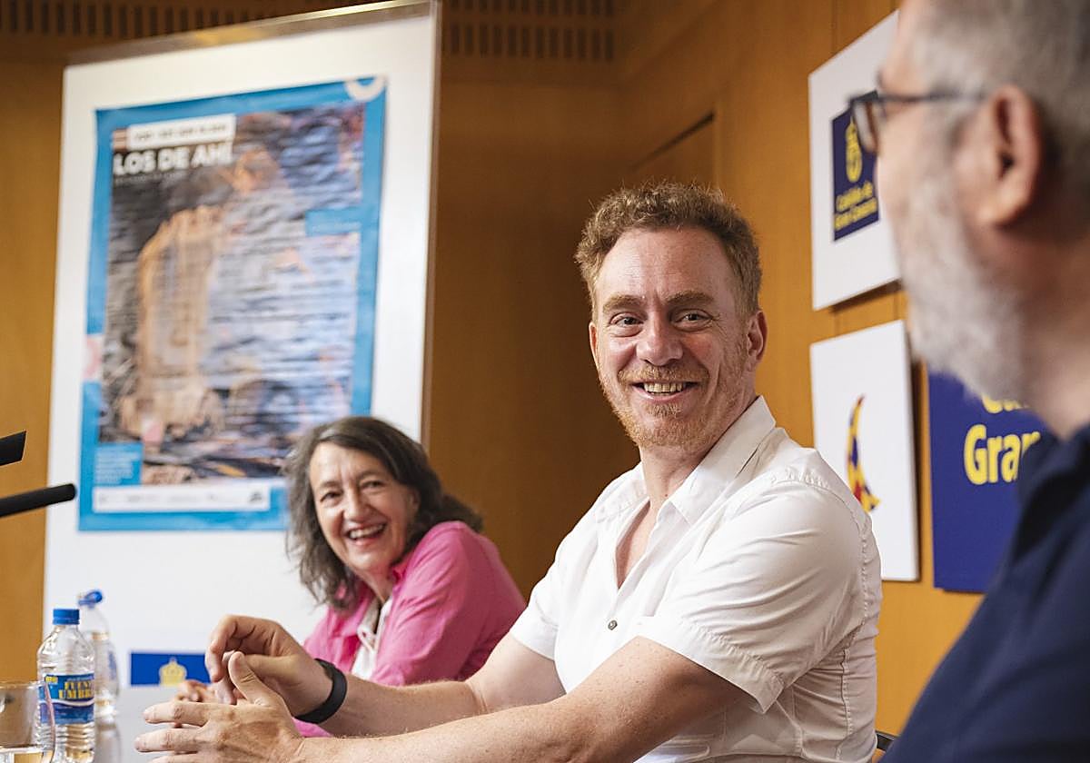 Malena Gutiérrez y Claudio Tolcachir sonríen durante la rueda de prensa junto a Gonzalo Ubani, director del Cuyás.