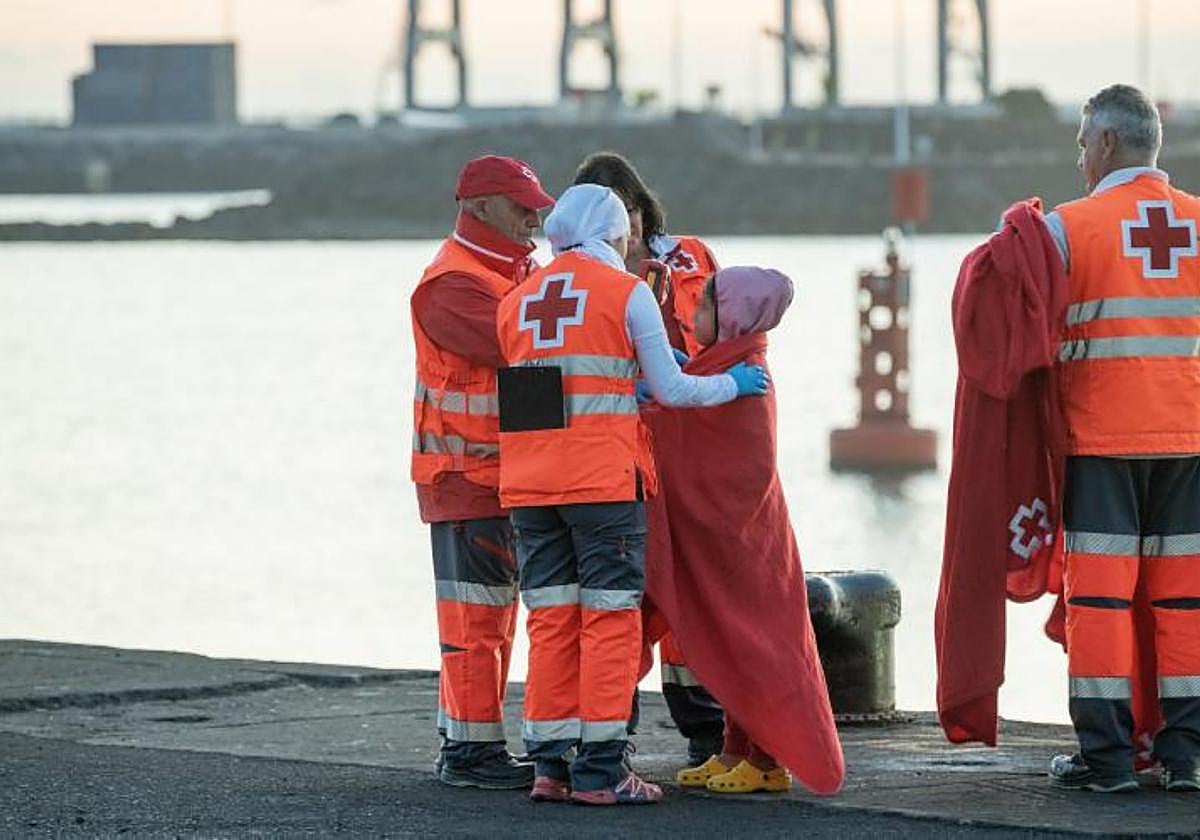 Imagen de archivo de la llegada de menores migrantes al puerto de Naos, en Lanzarote, tras ser rescatados por Salvamar.