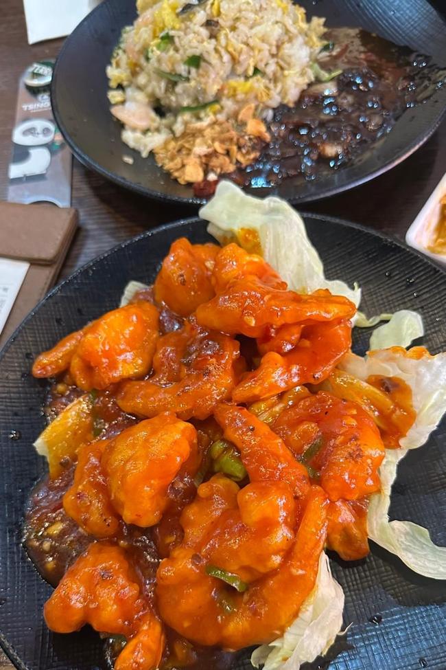 lato de langostinos de un pequeño restorán chino en el barrio de Myeongdong