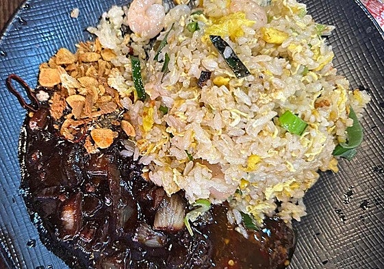 Arroz con gambas y sepia en salsa de su tinta