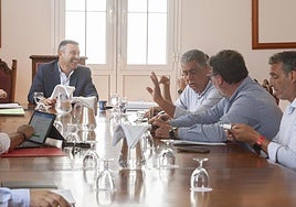 Preámbulo de la asamblea del Consorcio del Agua, en dependencias del Cabildo.