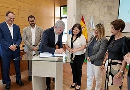 El presidente de Canarias, Fernando Clavijo, aseguró ayer que con la RIC se contruirán 10.000 viviendas. Ayer, en un acto con la Fecam.