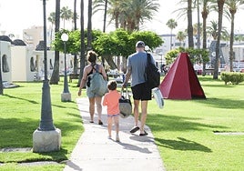 Familia paseando en el Hotel Parque Cristóbal.