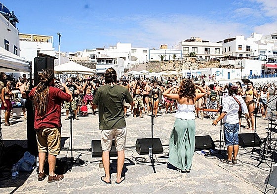 Actuación musical del FEM de día en el muellito de El Cotillo.