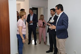 Imagen de la visita de una de las vecinas a su nuevo hogar