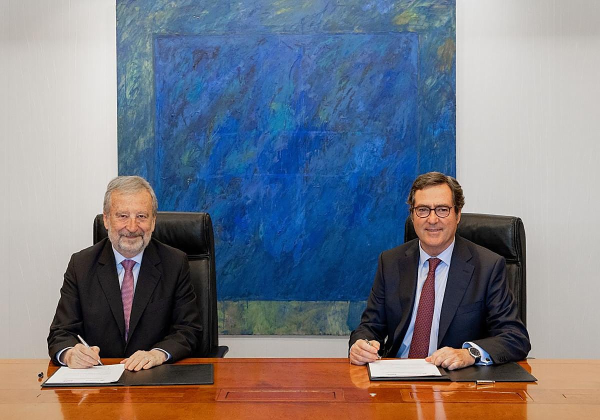 El presidente de CaixaBank, Tomás Muniesa, y el presidente de CEOE, Antonio Garamendi.