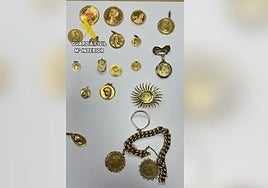 Piezas de oro incautadas por la Guardia Civil.